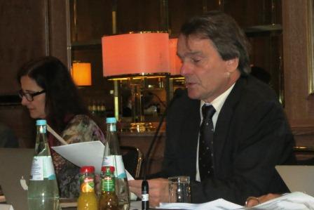 Bericht des Vorstands durch Dr. Dietrich Munz, links daneben: Ulrike Böker