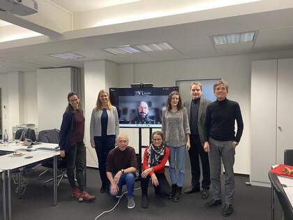 v.l.n.r.: Stephanie Gall, Monika Stöhr, Prof. Dr. Eric Pfeifer (online zugeschaltet), Anne-Marie Scholz, Dr. Dietrich Munz, Dr. Erik Nordmann; vorne: Detlef Hielscher, Anke Hofmann