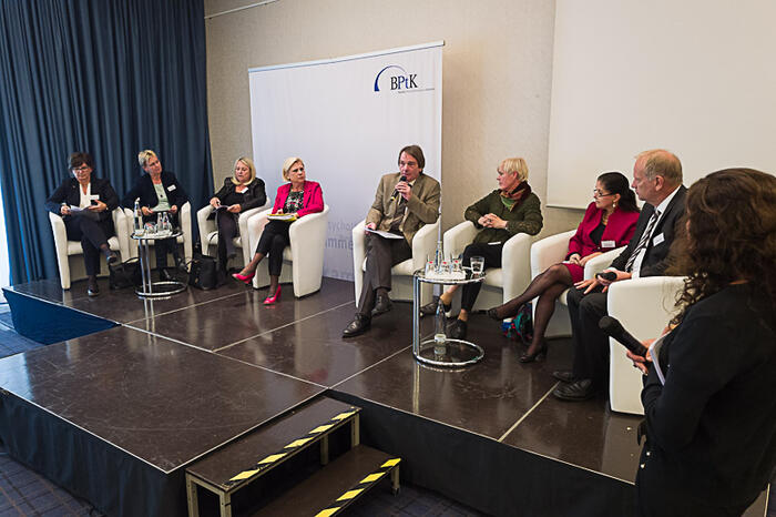 v.l.n.r.: Ute Bertram, CDU/CSU (MdB); Maria Klein-Schmeink, BÜNDNIS 90/DIE GRÜNEN (MdB); Birgit Wöllert, DIE LINKE (MdB); Hilde Mattheis, SPD (MdB); Dr. Dietrich Munz (BPtK); Elise Bittenbinder (BAfF); Dr. Meryam Schouler-Ocak (DGPPN); Dr. Ulrich Clever (BÄK)