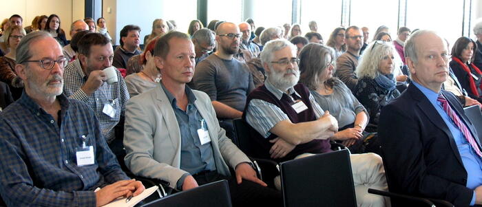 Blick in Plenum. Vorne von links LPK-Vorstandsmitglied und Behindertenbeauftragter Dr. Roland Straub, AK-Mitglied Stefan Meir, Dr. Christoph Feiner sowie rechts vorne LÄK-Präsident Dr. Ulrich Clever