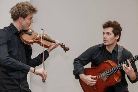 Duo Wild Strings: Sebastian Caspar (Geige) und Michael Riemer (Gitarre)