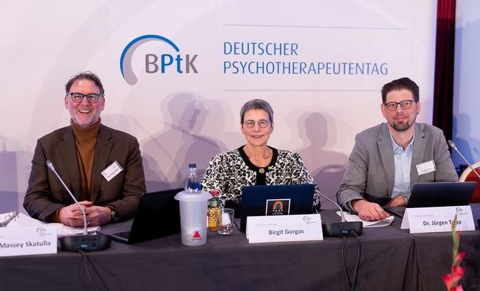 Versammlungsleitung: Stuart Massey Skatulla, Birgit Gorgas, Dr. Jürgen Tripp